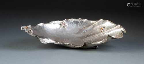 GROSSE MUSCHELSCHALE Italien, Mailand, nach 1968 Silber, gegossen, kleine Schmucksteine. L. 37,1 cm,
