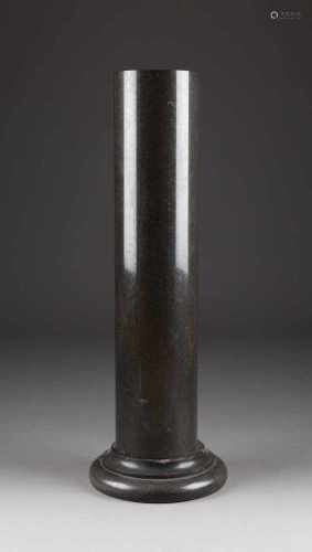 SKULPTURENSÄULE 19./20. Jh. Schwarzer Marmor. H. 106 cm. 2.-tlg.; runde, profiliert-gestufte Basis