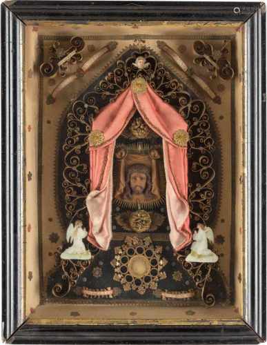 KLOSTERARBEIT MIT DARSTELLUNG 'SCHWEISSTUCH CHRISTI' 19. Jh. Holz, Stoff, Papier, Wachs. 36 x 28 cm.
