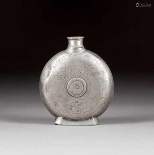 FLACHMANN Griechenland, datiert 1895 Zinn, graviert. H. 13 cm, B. 10,5 cm. Auf leicht erhöhtem