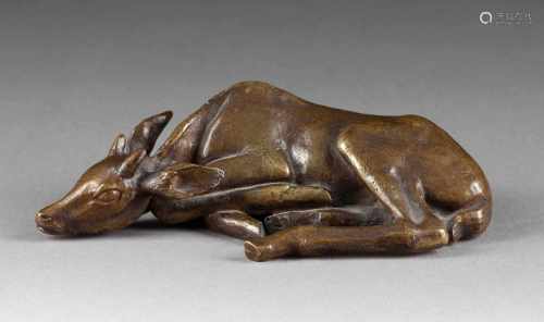 RENÉE SINTENIS1888 Glatz/Schlesien - 1965 BerlinLiegende Antilope (1941) Bronze, hell patiniert.