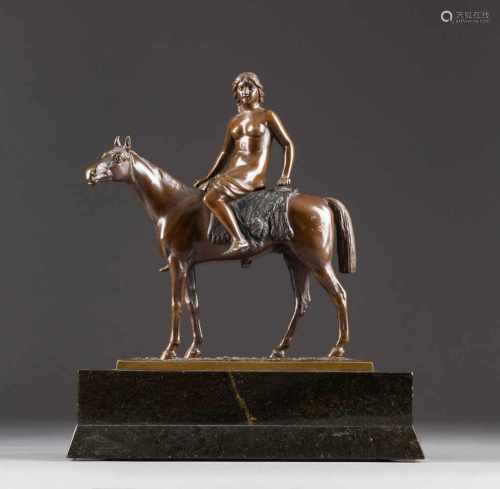 OTTO RASMUSSEN1845 Berlin - war tätig in DresdenAmazone auf einem Pferd Bronze, braun patiniert,