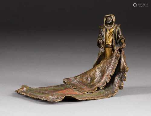 FRANZ XAVER BERGMANN1861 - 1932 war tätig in WienTeppichhändler Bronze, farbig gefasst. H. 11 cm.