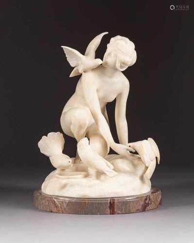 KARL HANS BERNEWITZ1858 Blieden (Kurland) - 1934 KasselKauernder Frauenakt mit Tauben Alabaster,