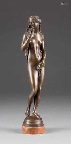 DEUTSCHER BILDPLASTIKERTätig um 1900Venus Bronze, braun patiniert. Ges.- H. 37,5 cm, H. 35 cm (
