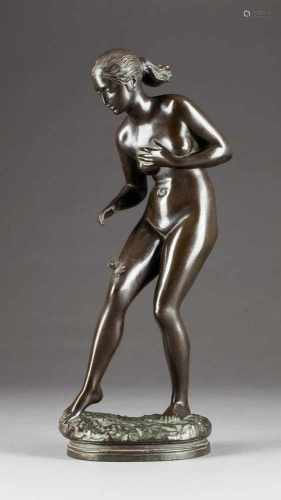 DEUTSCHER BILDPLASTIKERTätig Anfang 20. Jh.Frauenakt mit einem Schmetterling Bronze, dunkel