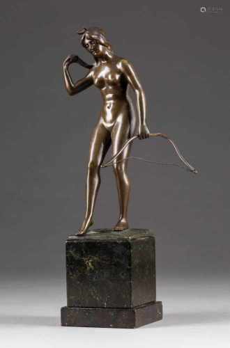 SPIRO SCHWATENBERGTätig zwischen 1898-1920Diana Bronze, braun patiniert, schwarzer Marmor. Ges.-