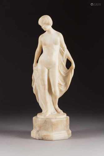 ALFREDO NERITätig 1. Hälfte 20. Jh. in FlorenzFrauenakt mit Tuch Alabaster. H. 43,5 cm. Verso