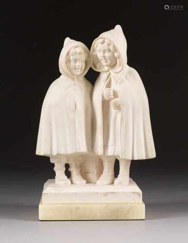 GIUSEPPE BESSI1857 Volterra - 1922 ebendaZwei Mädchen in Regenmänteln Alabaster. H. 26 cm. Verso