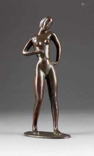 MILLY STEGER1881 Rheinberg - 1948 BerlinStehender Frauenakt Bronze, braun patiniert. H. 31 cm. Auf