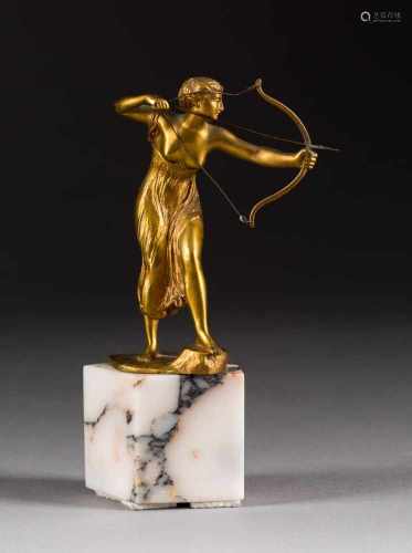 GEORGES MORIN1874 Berlin - 1950 ebendaBogenschützin Bronze, vergoldet, Achat (?)-Sockel. Ges.- H. 17