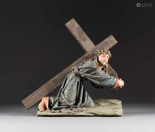 KREUZTRAGENDER CHRISTUS Süddeutsch, 17./ 18. Jh. Holz, vollplastisch geschnitzt, farbig gefasst.