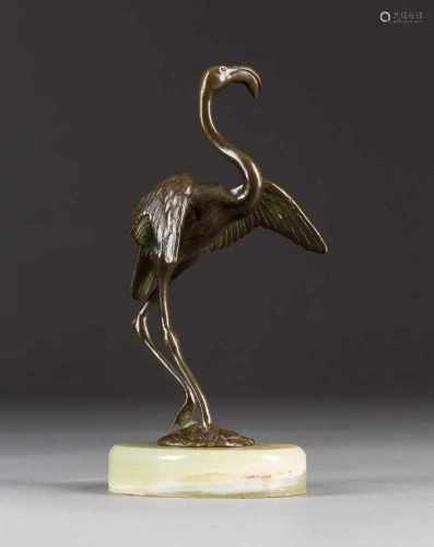 ANTONÍN MÁRA1877 Prag - 1946 ebendaFlamingo Bronze, braun patiniert, grüner Onyx. Ges.- H. 17 cm, H.
