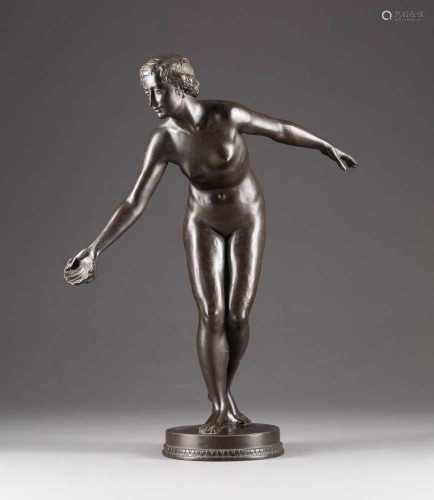 GEORG KEMPER1880 Oelde - 1948 ebendaFrauenakt mit einer Muschelschale Bronze, braun patiniert. H. 51