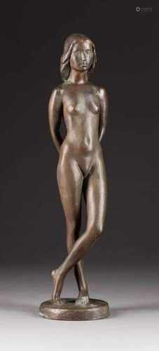 HEINZ SPILKER1927 Herford/ElverdissenStehendes Mädchen Bronze, hell, teils grün patiniert. H. 52 cm.