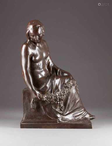 PAUL DU BOIS1859 Sougné - 1938 Uccle (Brüssel)Frau mit Blumengirlande Bronze, braun patiniert. H.