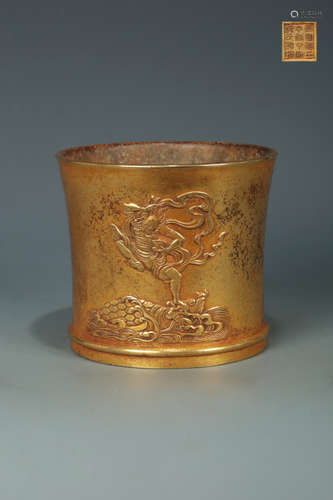 A GILT BRONZE CASTED FIGURE PATTERN PEN HOLDER