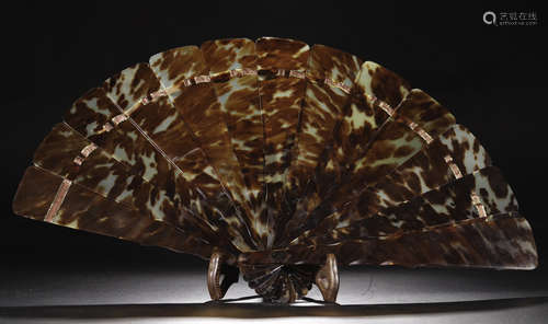 A QING DYNASTY TORTOISESHELL CARVED FAN