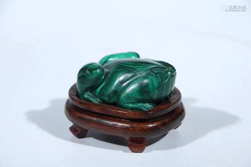 A MALACHITE STONE CARVED KIM MIN SHAPED PENDANT