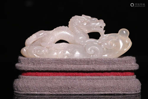 A SOAPSTONE CARVED DRAGON PATTERN PENDANT