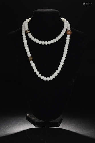 A HETIAN WHITE JADE BEADS STRING NECKLACE