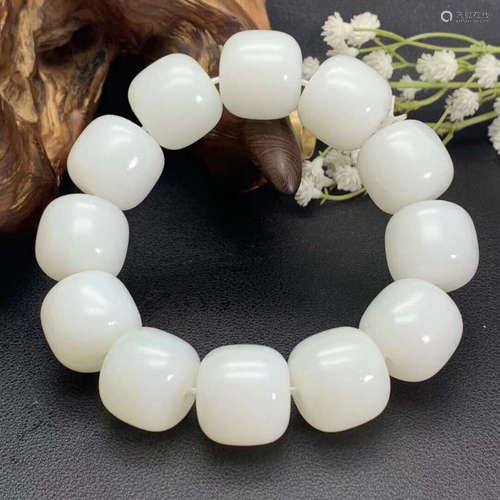 A HETIAN JADE CARVED BEADS STRING BRACELET