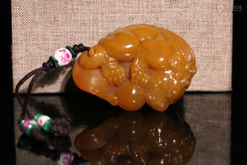 A TIANHUANG STONE CARVED RUISHOU SHAPED PENDANT