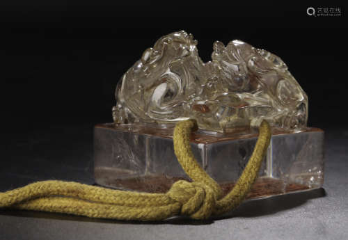A CRYSTAL CARVED LION SHAPED SEAL
