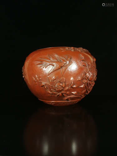 A LACQUER CARVED FLORAL PATTERN JAR
