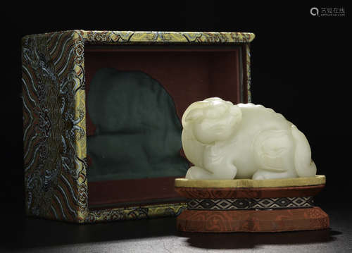 A HETIAN JADE CARVED BEAST SHAPED PENDANT