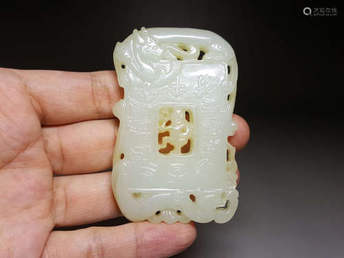 A HETIAN JADE HOLLOW PATTERN PENDANT