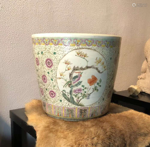 AN ENAMELED GLAZE FLORAL PATTERN JAR