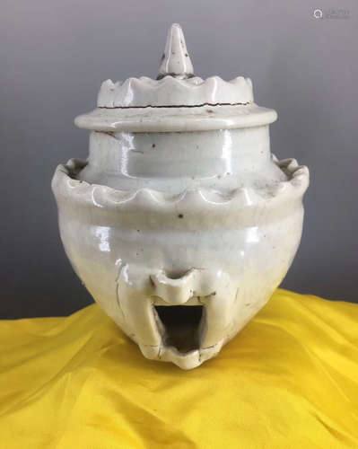 A WHITE GLAZE CASTED FRILL CENSER