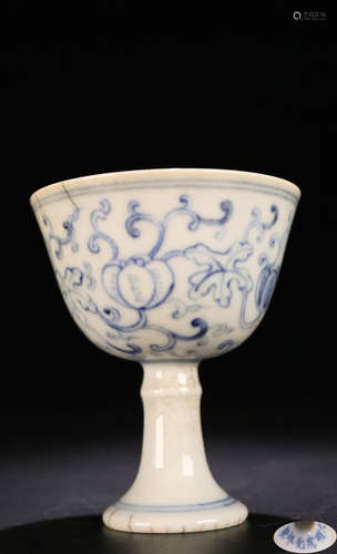 A WHITE&BLUE GLAZE WRAPPED FLORAL PATTERN CUP