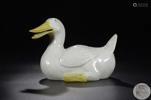 A WHITE GLAZE CARVED DUCK SHAPED PENDANT