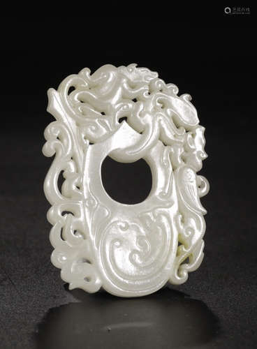 A HETIAN JADE CARVED DRAGON PATTERN PENDANT