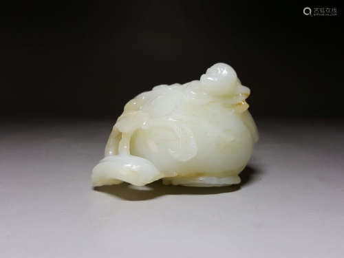 A HETIAN JADE CARVED MONKEY SHAPED PENDANT