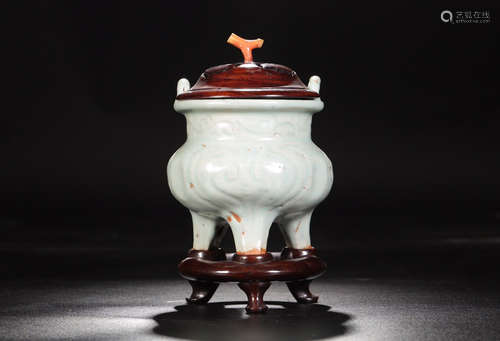 A LONGQUAN YAO GREEN GLAZE TRIPOD CENSER