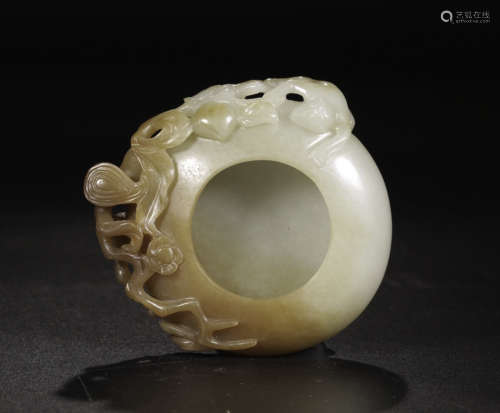 A HETIAN JADE CARVED WRAPPED PEACH PATTERN PEN WASHER