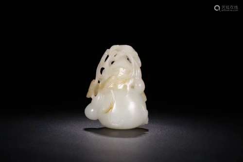 A HETIAN JADE CARVED WRAPPED GOURD PATTERN PENDANT