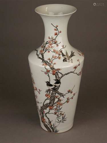 'Famille rose'  magpies and blooming plum tree vase  - China, porcelain, elaborately<br />painted with onglaze enamel colors with 4 magpies and blooming plum branches, height appr.44cm, underglaze blue six-character kaishu mark to the base ''Da Qing Daoguang Nian Zhi''