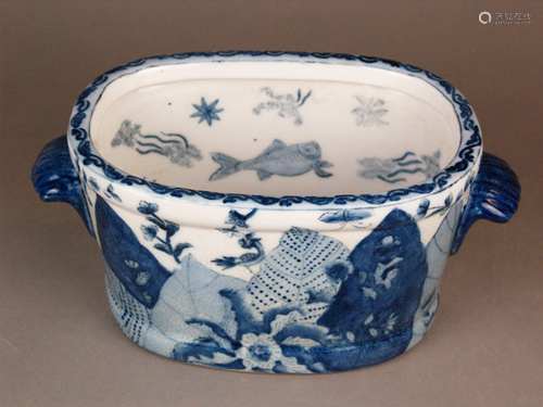 Fishbowl / tureen - China, 20th century, massive porcelain, oval shape with side handles,<br />inside and outside painted in underglaze blue, outside with tobacco leaf and flower decoration, inside with fish in a stylized underwater landscape, bottom mark, signs of age or wear, craquelé, HxL: ca.14,5x32cm