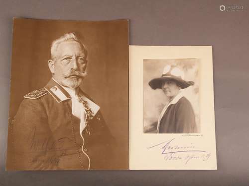 Kaiser Wilhelm II.und Kaiserin Hermine - zwei Geschenkfotos, 1x Foto des letzten deutschen<br />Kaisers in preußischer Uniform, Originalunterschrift 