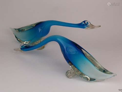 Paar Glasgänse - blau/weißes Opakglas, klar überfangen, wohl Murano, plastische<br />Ausformung, ein Fuß bestoßen, teilweise geklebt, H. ca. 12 u. 16cm, L.ca.40cm