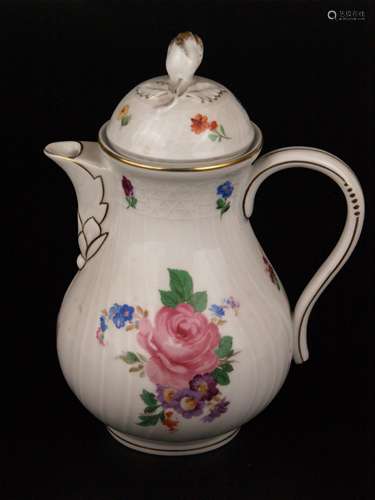 Kaffeekanne - Hutschenreuther, Selb, Dresden, polychromer Blumendekor, Goldstaffage,<br />bauchiger Korpus, Deckel mit Blütenknauf, leichte Gebrauchsspuren, Staffage leicht berieben, H.ca.19cm