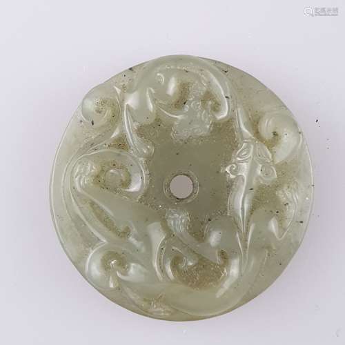 Bi-Scheibe - seladongrüne Nephritjade, beschnitzt mit zwei drachenartigen<br />Pixiu,Dm.ca.4,7cm, Gewicht ca.42,5g