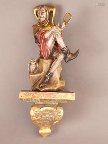 Bisenberger, Rudolf (20. Jh.) - Holzfigur Till Eulenspiegel, Holz, geschnitzt, farbig und<br />gold gefasst, auf eine Konsole fest montiert, H.(Figur):ca.18,5cm, Gesamthöhe ca.28,5cm, leichte Alters- bzw. Gebrauchsspuren