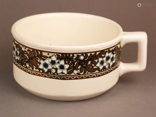 Nachtgeschirr - Villeroy & Boch, Keramik, heller Scherben, cremeweiß glasiert, umlaufend<br />polychrom gemalter Zierband mit Blumendekor, eckiger Henkel, Boden gemarkt, HxD:ca.11x21cm