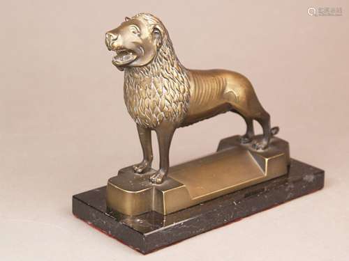 Braunschweiger Löwe - Metallskulptur, bronziert, auf schwarzem Marmorsockel, auch als<br />Briefbeschwerer verwendbar, Gebrauchsspuren, Marmorsockel bestoßen, H.ohne Sockel ca.16cm, Gesamhöhe x Länge:ca.18,5x21,5cm