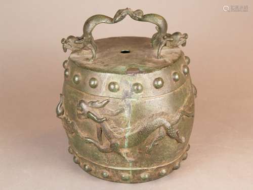 Bronze bell - Northern China, 17th century, bronze patinated green, cylindrical shape with<br />round opening, fully round  double dragon handle, wall with two dragon figures in relief, top and bottom with encircling nuppen decor, inscriptions on the inside  wall, H.ca.31, D.ca.28cm , weight ca.11kg, signs of age or wear, small restorations